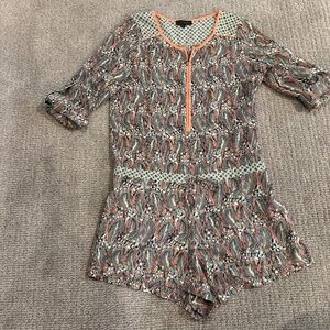 LovPosh Romper Women’s MultiColor Roll Tab Sleeve Zipper Front Tie Waist